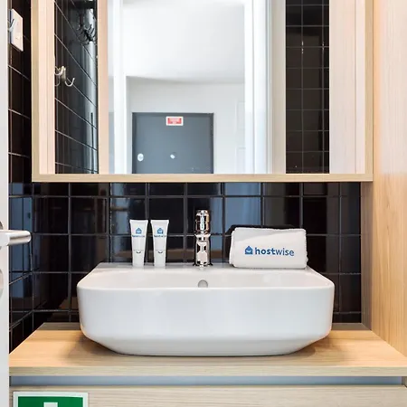 Hostwise - Bright Flat With Balcony And Garage Вила-Нова-ди-Гая