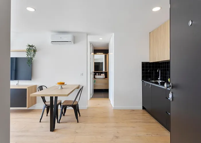 Hostwise - Bright Flat With Balcony And Garage